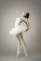 Portrait of the ballerina in ballet pose © Zsolnai Gergely