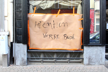 Bruxelles - vitrine cass&eacute;e