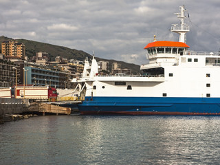 Naklejka premium Traghetto in fase di caricamento