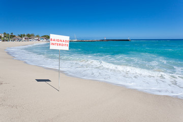 baignade interdite, plage des Roches Noires, R&eacute;union