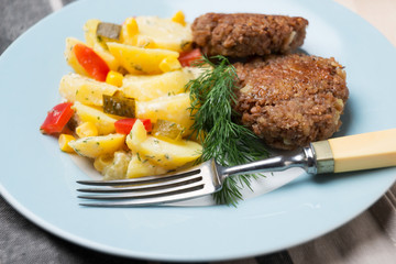 Kartoffelsalat mit Sojahackklops