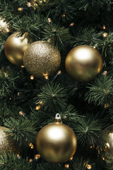 goldene Kugeln am Weihnachtsbaum