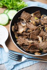 Gebratenes, dunkles Sojafleisch mit Champignons