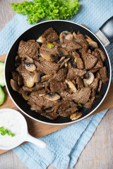 Dunkle Sojaschnetzel mit Champignons