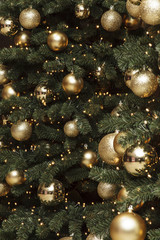 Obraz na płótnie Canvas Weihnachtsbaum mit goldenen Kugeln