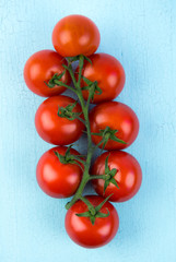 rote tomaten auf blauen hintergrund