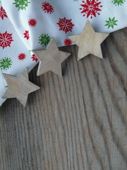 hölzerner Hintergrund mit Stoff und Sternen