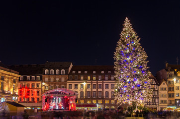 Fototapeta na wymiar Christmas tree in Strasbourg, 