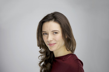Fototapeta premium Portrait einer jungen Frau mit braunen Haaren im Fotostudio