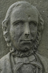 Fototapeta na wymiar Twarz 18 wieku angielski lord wyryty na kamieniu