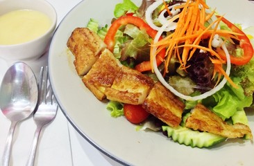 Grilled Fish Salad  with Lamon Sauce