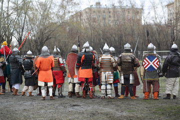 Obraz premium Backs of soldiers at Battle