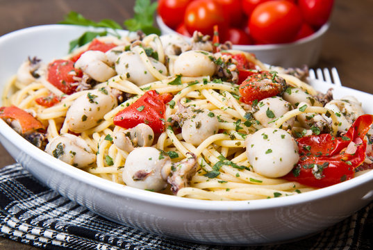 spaghetti con seppioline e pomodorini