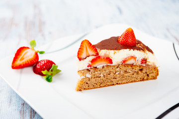 Erdbeerkuchen - Kuchenstück auf Teller