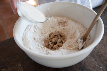 Zucker in die Teigschüssel geben