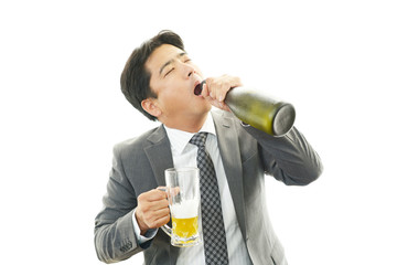 ビールを飲みすぎたサラリーマン