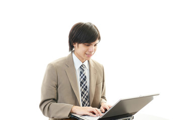 PCで仕事中の男性