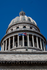 Obraz premium Havana Capitolio Dome with Cuban flag