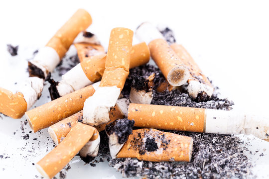 aschenbecher mit zigaretten detail aufnahme isoliert