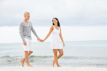 junge frau und mann pärchen paar am strand im sommer