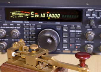 古い電鍵と無線機