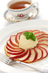 Obraz na płótnie Canvas apple tart, flat apple pie with ice cream and a cup of tea