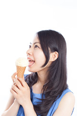 アイスクリームを食べる女性