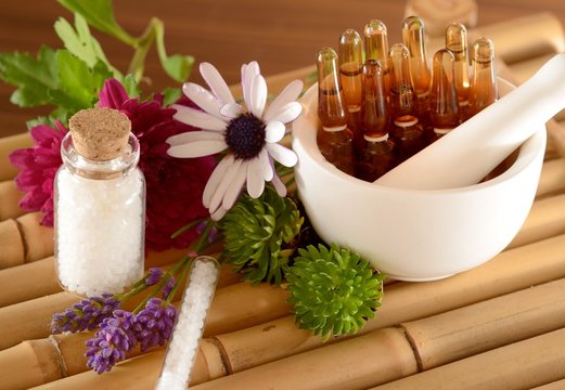 Hom&ouml;opathische Ampullen mit Globuli und Tafel