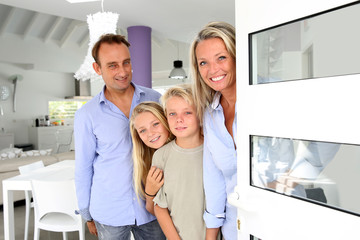 Happy family welcoming people at home - obrazy, fototapety, plakaty