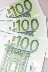gefächterte 100-Euro Geldscheine