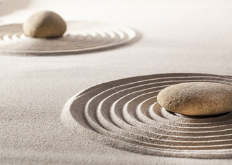 équilibre zen avec pierres et sable