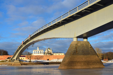 Великий Новгород,  пешеходный Кремлевский мост, вид на кремль