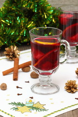 Mulled wine with slice of orange and spices.