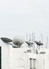 Obraz premium satellite dish and antenna on building
