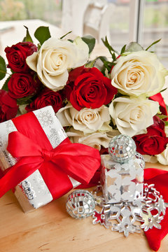 Weisse und rote Rosen als Geschenk