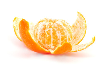 Mandarine pelée avec peux sur fond blanc