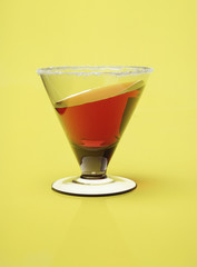Cocktailglas mit schräg stehender Getränk-Oberfläche