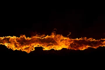 Abwaschbare Fototapete Flamme Lodernde Flammen auf schwarzem Hintergrund