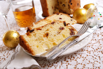 classico panettone milanese sulla tavola
