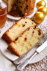 classico panettone milanese sulla tavola