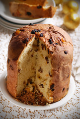 classico panettone milanese sulla tavola