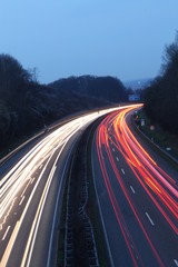 Straßenverkehr am Abend