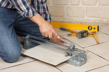 Handwerker mit Fliesenschneidemaschine