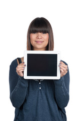 Fototapeta premium Junge Frau zeigt ein Tablet