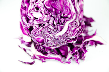 Obraz premium Closeup of Chopped Red Cabbage on Wooden Cutting Board