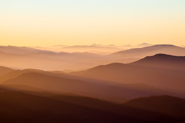 Fototapeta na wymiar Wschód słońca w górach, latem, Karpaty