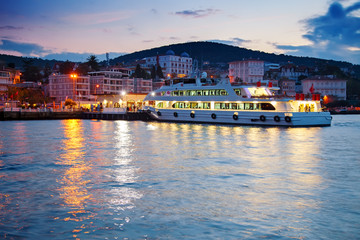 Fototapeta premium Liner at the sea shore