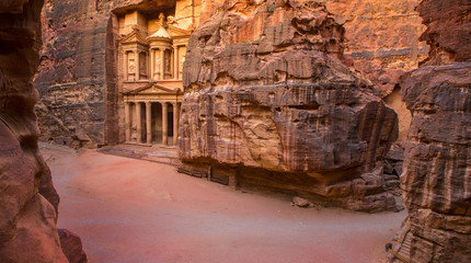Overview of area at Entrance and Treasury  of Petra City, Jordan