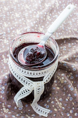 Вишневое варенье в стеклянной банке