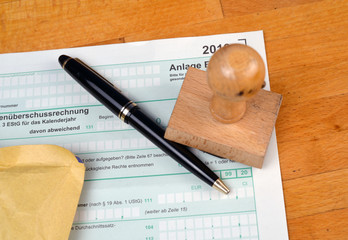 Steuer mit Stift und Stempel